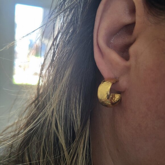 Elegant Gold Hoop Earrings - Picture 14 of 14